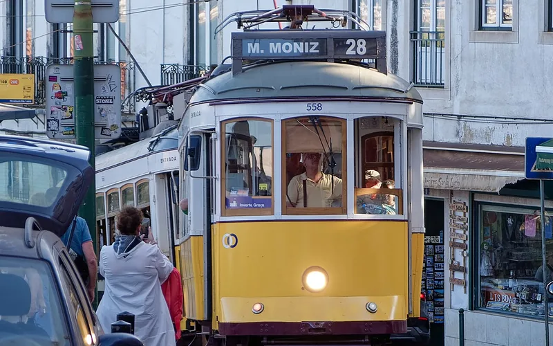 Elétrico 28 amarelo no Largo de Santa Luzia, Lisboa